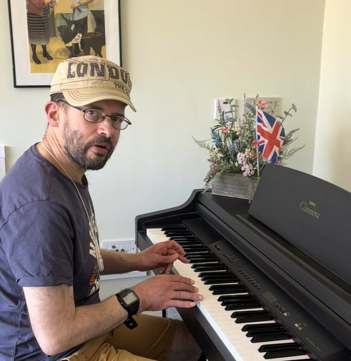 Dyn yn chwarae piano