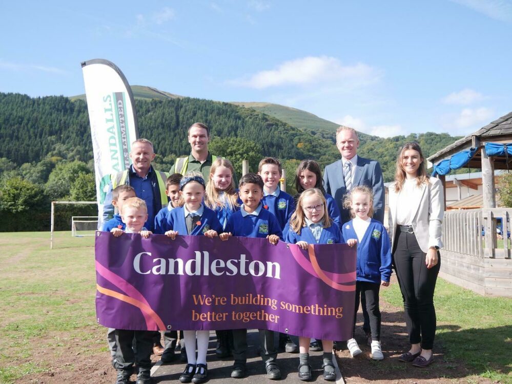 Howard John (Randalls), Mike Alexander (Randalls), pupils from Llanfoist School Council, Stewart Davies (Headteacher of Llanfoist Primary School) and Katie Knill (Candleston)