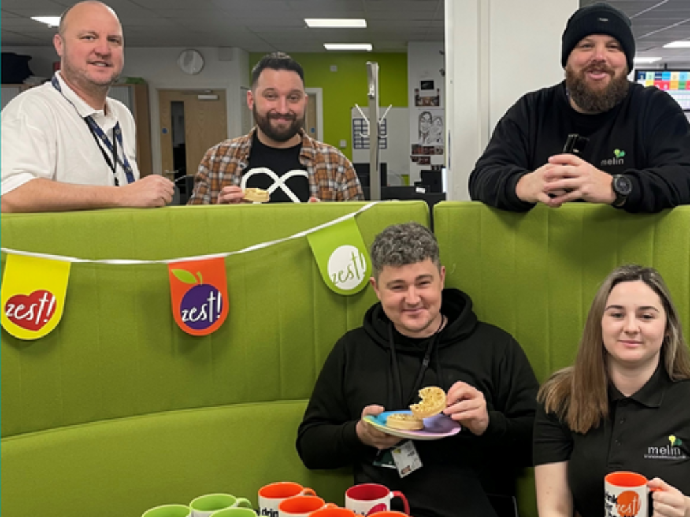 Llun o staff Melin mwynhau paned