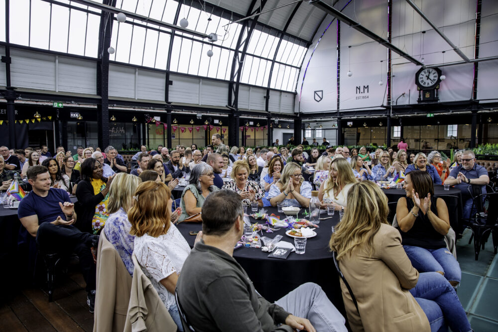 Grwp o bobl cael hwyl a sbri