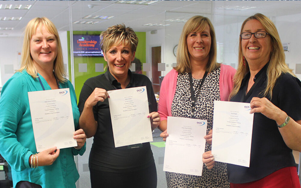 Mae hyfforddiant yn cyflymu gwasanaeth